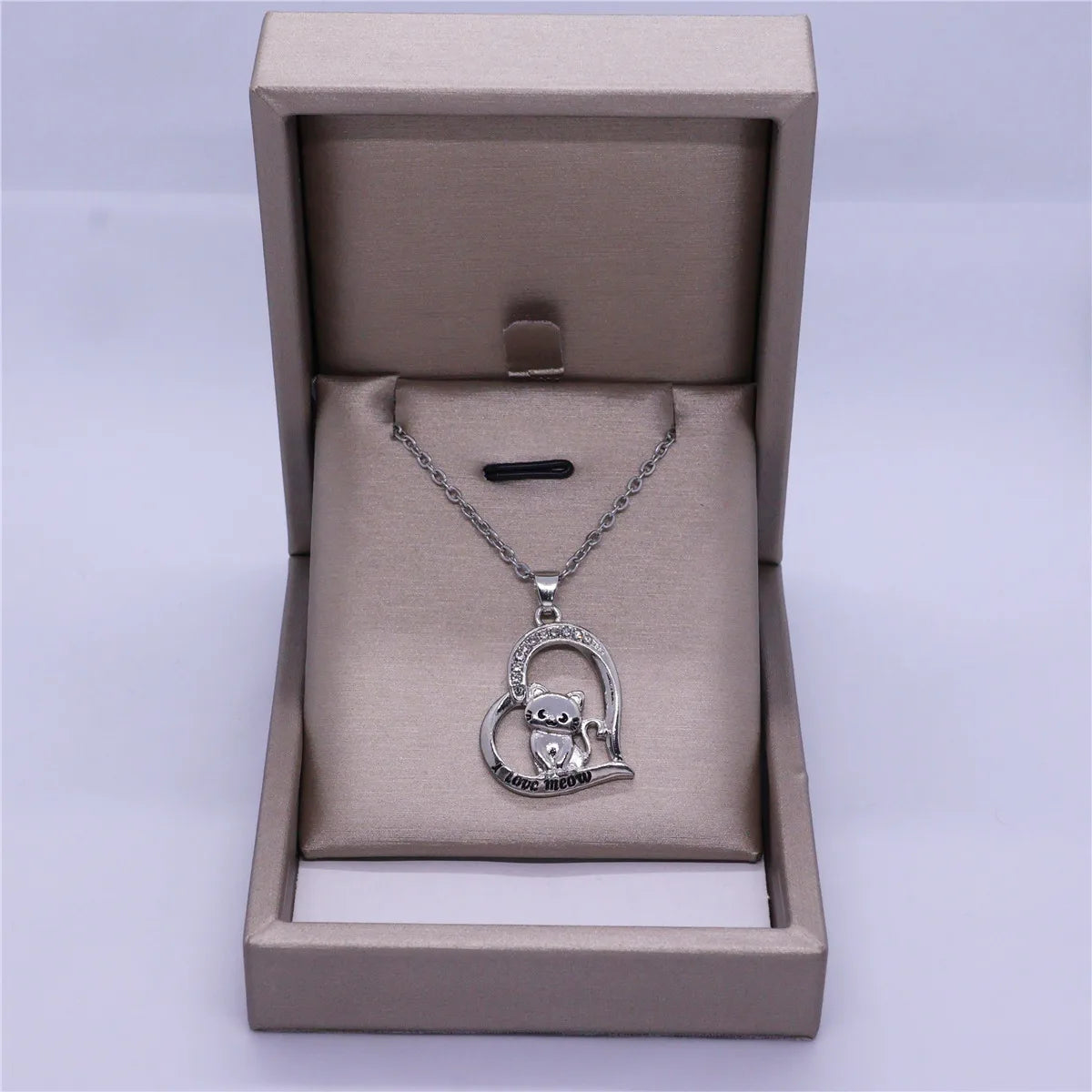 Exquisite Cartoon Heart Shaped Crescent Eye Cat Pendant Necklace for Women Cute Meow Animal Jewelry Accessories Birthday Gift