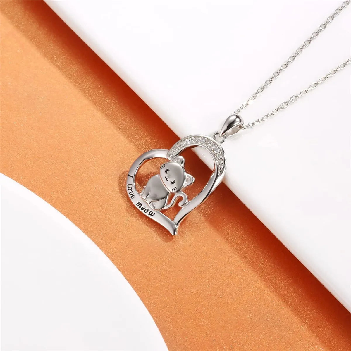 Exquisite Cartoon Heart Shaped Crescent Eye Cat Pendant Necklace for Women Cute Meow Animal Jewelry Accessories Birthday Gift